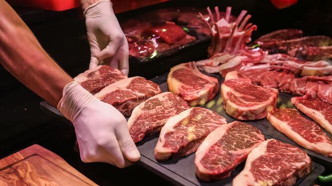 ¿Te gusta la carne poco hecha? Descubre sus riesgos potencialmente tóxicos antes de disfrutarla