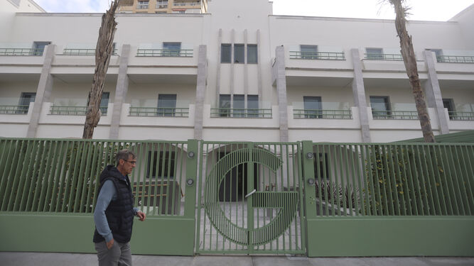 La 'G' de Google en la puerta de entrada a su centro en Málaga.
