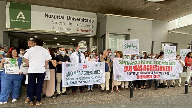 Médicos se concentran en el Hospital Clínico de Málaga para denunciar la agresión a dos facultativos