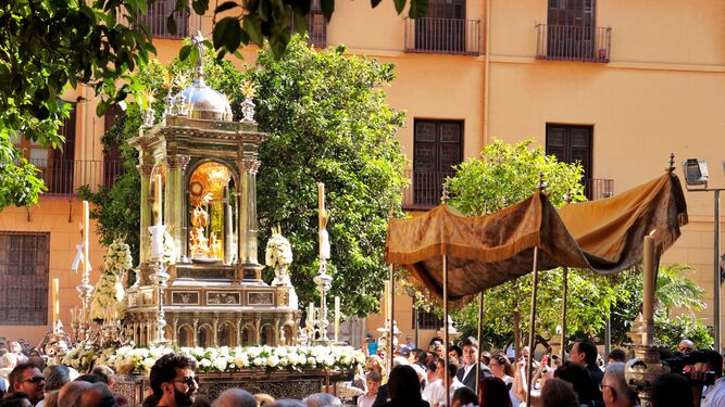 Entre devoción, flores y abanicos: el Corpus Christi en Málaga