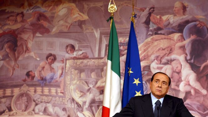 Silvio Berlusconi se dirige a los periodistas.