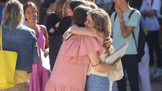 Fotos: Abrazos y nervios en el primer día de Selectividad en Málaga