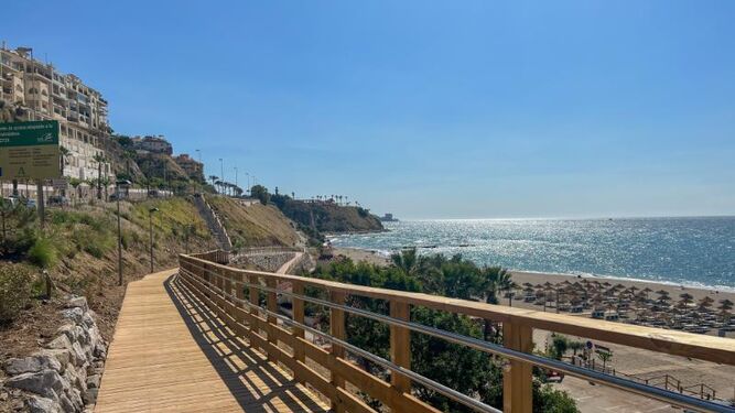 La nueva pasarela peatonal que da acceso a la playa de Carvajal.
