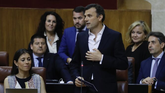 El alcalde electo de Cádiz, Bruno García, se despide del Parlamento, en una escena que se repetirá a lo largo de la próxima semana.