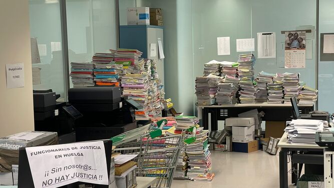 Documentos apilados en la Fiscalía de Málaga.