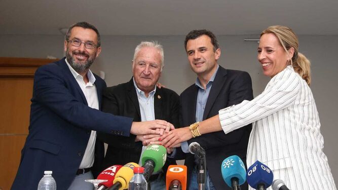 Juan Franco, Helenio Fernández, Bruno García y Almudena Martínez, tras la firma del acuerdo de la Diputación de Cádiz.
