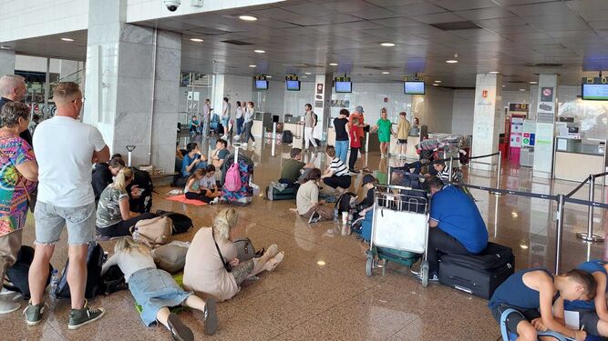 Pasajeros del vuelo de Wizz Air con destino a Málaga esperan una solución en el aeropuerto de Barcelona.