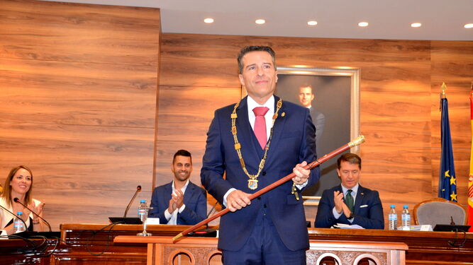 Óscar Medina, alcalde de Torrox, posando con el bastón de alcalde