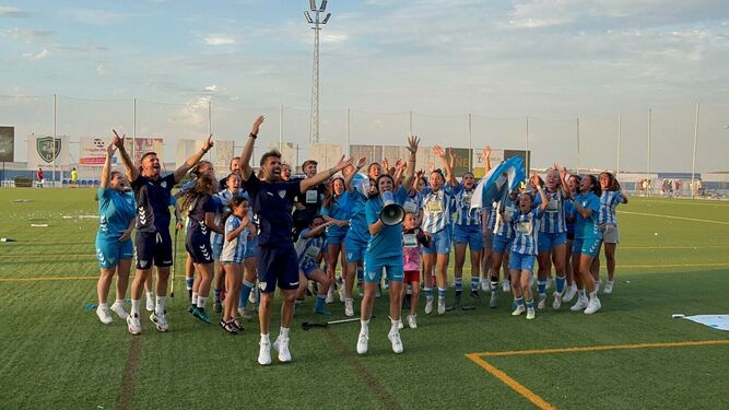 El Málaga B Femenino celebrando su ascenso.