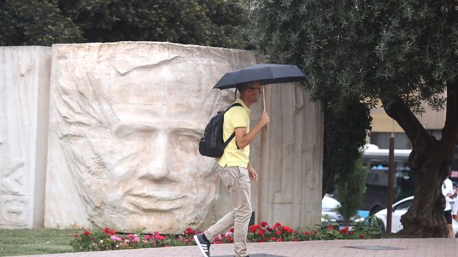Un hombre pasea bajo la lluvia este domingo 18 de junio