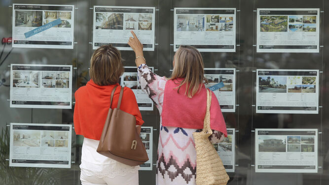 Dos mujeres vendo los precios de las viviendas en Málaga.