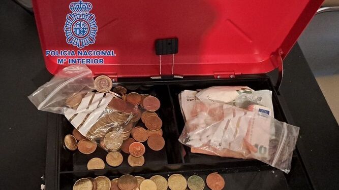 Dinero en efectivo y papelinas de droga incautadas en la operación 'Poblado'.