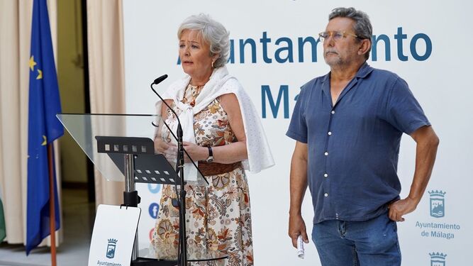 Teresa Porras y Fernando Wilson presentando la Noche de San Juan 2023 de Málaga.