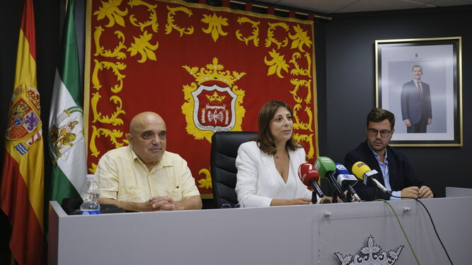La alcaldesa de Ronda junta a Jesús Vázquez y Ángel Martínez.