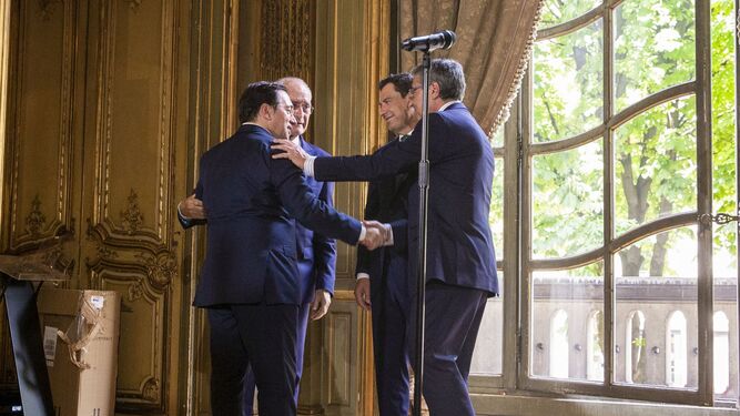 Albares, De la Torre, Moreno y Salado se saludan antes de la rueda de prensa ofrecida en París tras la votación.
