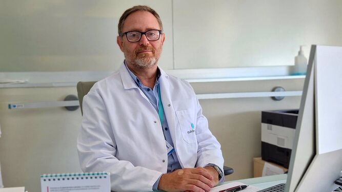 El doctor Diego Pérez, especialista del Departamento Integral de Oncología del Hospital Quirónsalud Marbella.