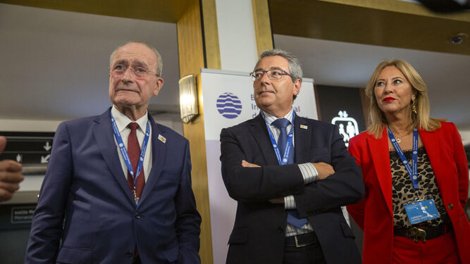 El alcalde, Francisco de la Torre; junto a Francisco Salado, presidente de la Diputación, y Carolina España, consejera de Economía, este miércoles en París.