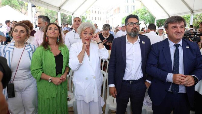 Teresa Porras, en el centro, emocionada al conocer la decisión, junto a los otros concejales presentes en Alcazabilla.