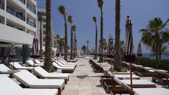 Hamacas en la zona de piscina del reformado Hotel El Fuerte de Marbella.