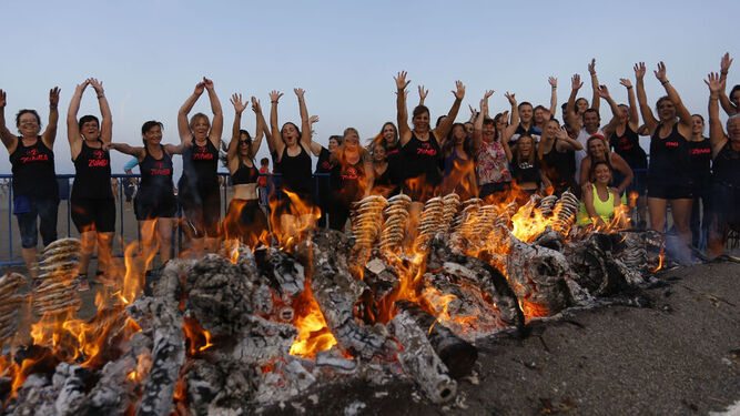 Un grupo de mujeres celebra San Juan en la playa y con los tradicionales espetos.