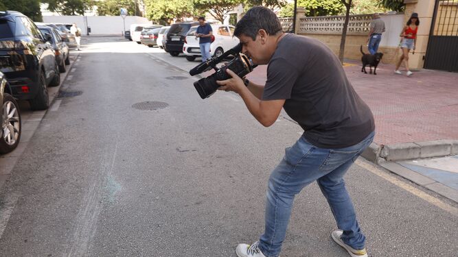 Un fotógrafo saca imágenes en la zona del crimen en Fuengirola