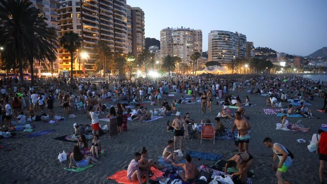 Las playas como La Malagueta se han llenado para dar la bienvenida al verano.