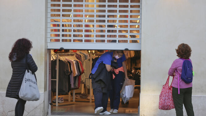 Una de las tiendas de ropa del centro de Málaga echa la persiana tras terminar su actividad