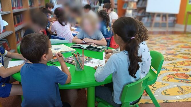 Un club infantil impartido en la Biblioteca municipal de Torremolinos.