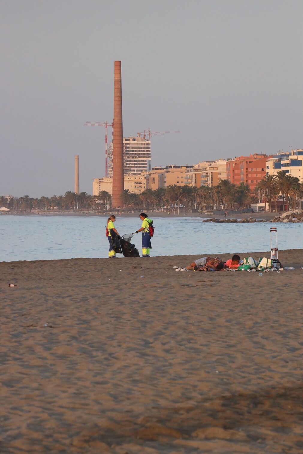 La 'resaca' de la Noche de San Juan en la playa de Huelin en M&aacute;laga