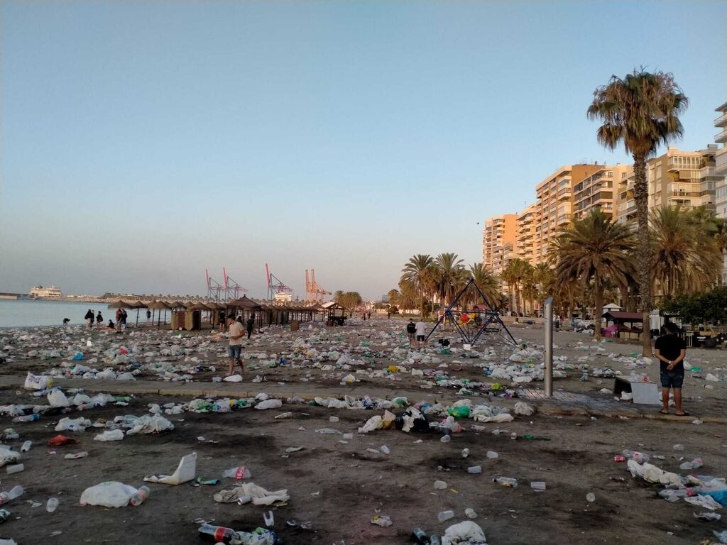 Las fotos de la basura en Playa de la Malagueta tras la Noche de San Juan