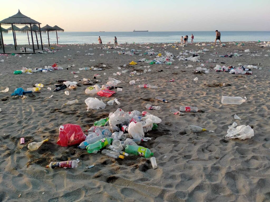 Las fotos de la basura en Playa de la Malagueta tras la Noche de San Juan