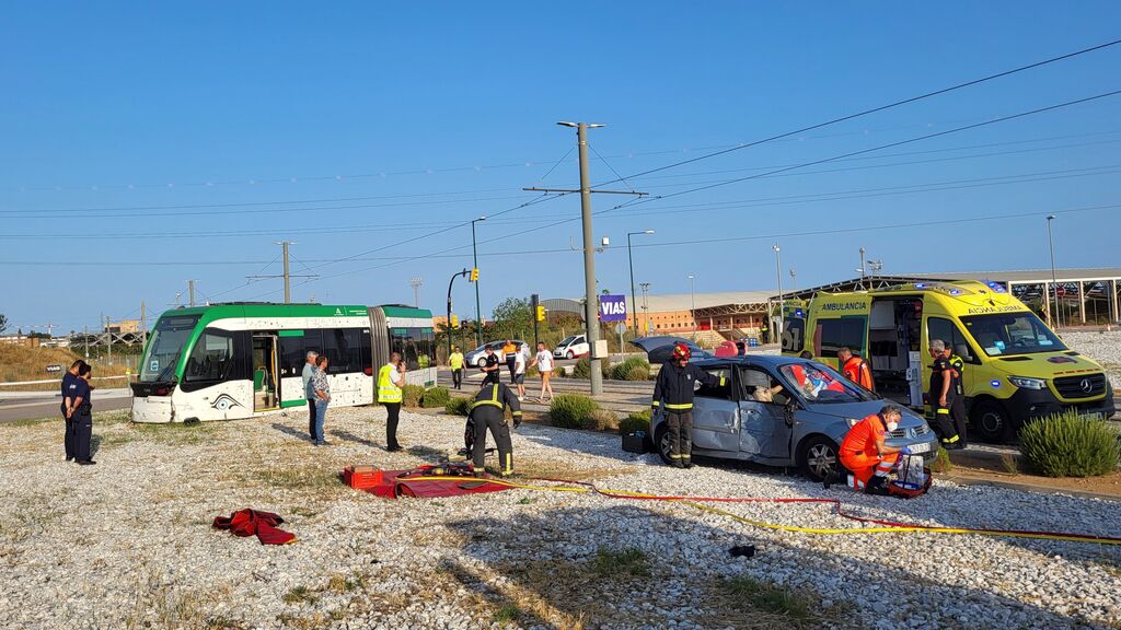 Las fotos del accidente entre el Metro de M&aacute;laga y un coche en El C&oacute;nsul