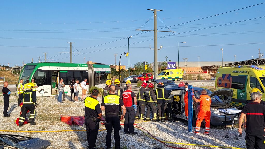 Las fotos del accidente entre el Metro de M&aacute;laga y un coche en El C&oacute;nsul