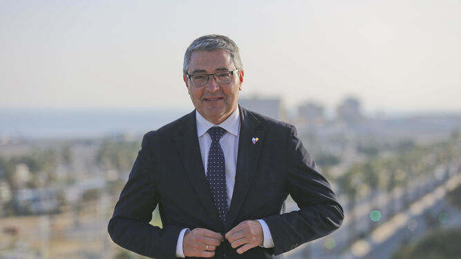 El presidente de la Diputación de Málaga, Francisco Salado, desde la azotea de la institución provincial con la ciudad al fondo, en 2019