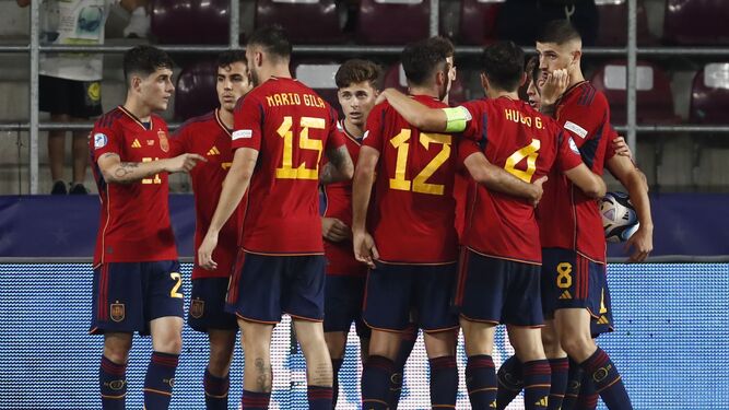 Los jugadores de España celebran el primer gol contra Ucrania.