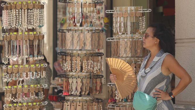 Una mujer se hace fresco con un abanico en Málaga.