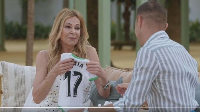 Ana Obregón con la camiseta bética para su hija, en la entrevista con Joaquín