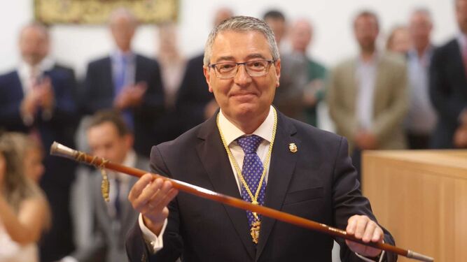 Francisco Salado muestra la vara de mando tras ser investido presidente de la Diputación de Málaga.