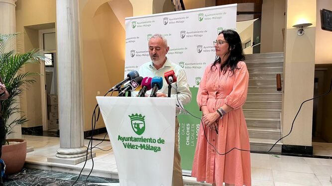 Jesús María Claros, concejal de Agua del Ayuntamiento de Vélez-Málaga y Rocío Ruiz, concejala de Medioambiente
