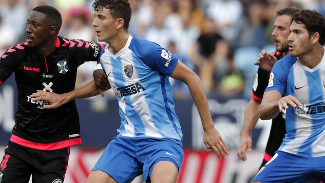 Pau Torres, en un duelo con el Málaga CF contra el Tenerife.