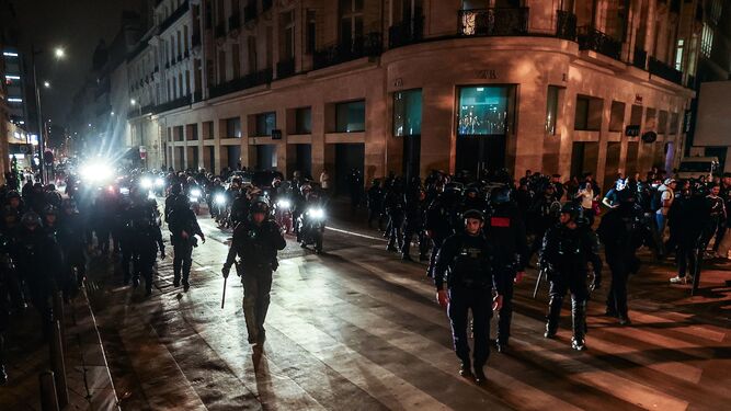 Despliegue de policías por la noche en París para controlar los altercados.