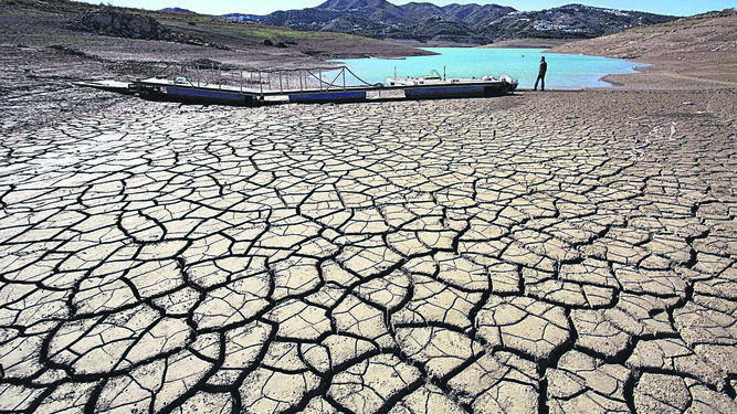 La escasa agua del pantano de La Viñuela