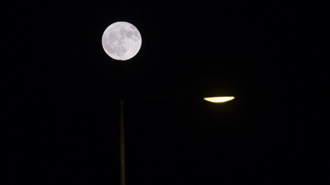 La superluna de Ciervo, vista desde Ronda.