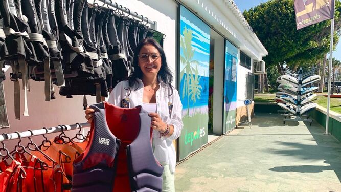 Rocío Ruiz, concejala de Deportes en Vélez-Málaga, con el equipamiento de las actividades de ocio náutico
