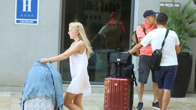 Turistas a las puertas de un hotel de Málaga durante este verano, en el que se ha debilitado la economía.