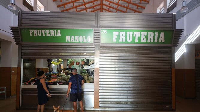 Dos clientes compran en la Fruteria Manolo.