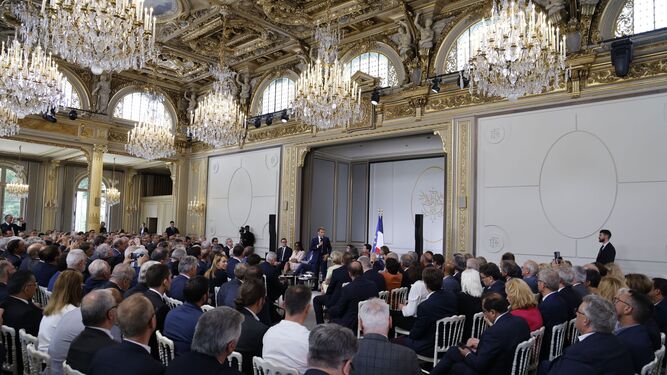 El presidente francés, Emmanuel Macron, durante su encuentro con alcaldes en el Palacio del Elíseo.