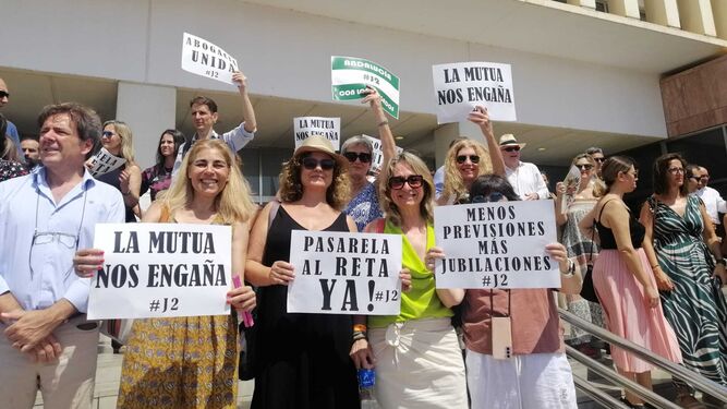 Abogados y procuradores mutualistas de Málaga se manifiestan por las pensiones "irrisorias"