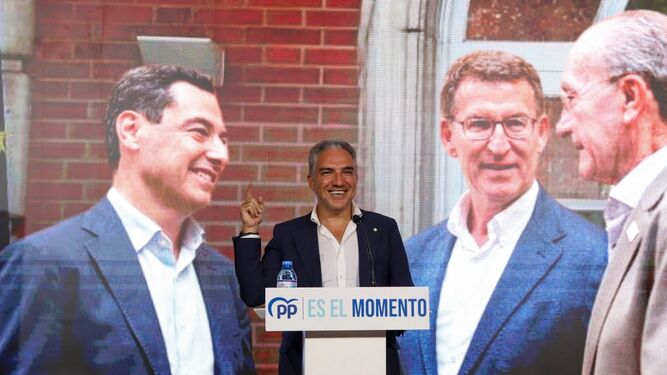 Elías Bendodo, en el arranque de campaña del PP en Málaga junto a un holograma en el que aparecen Moreno, Feijóo y De la Torre.
