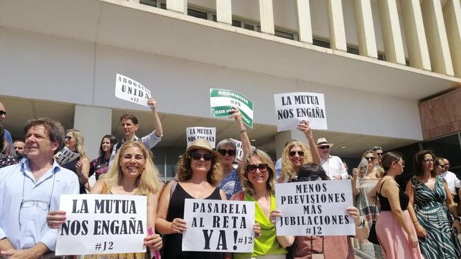 Manifestación de abogados y procuradores mutualistas en Málaga este verano.
